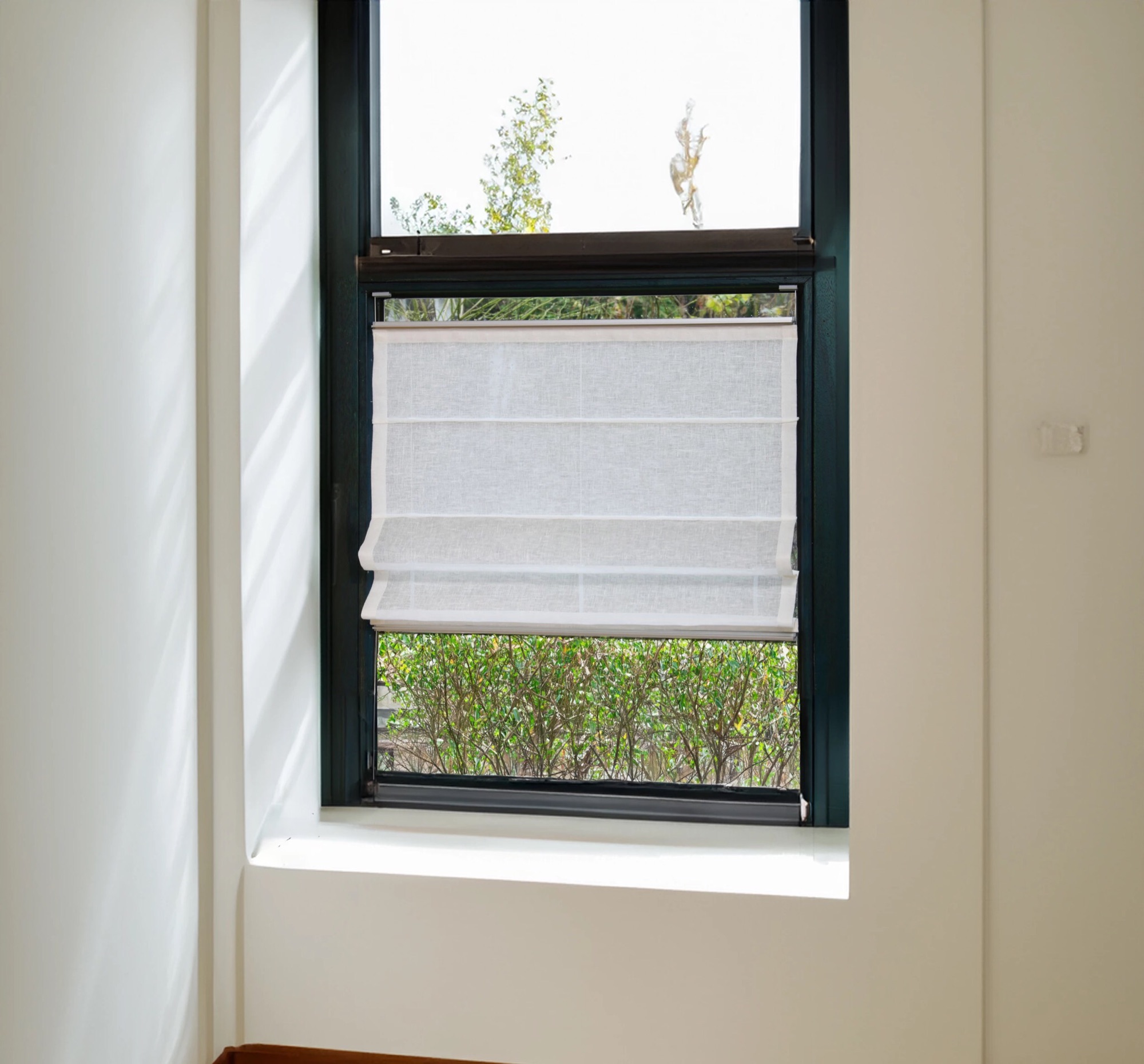 Weißes Biesenfaltrollo zum Verschieben an einem modernen Fenster mit lichtdurchlässigem Stoff, ideal für stilvolle Fensterdekoration. Die schönste Alternative zu Plissees.